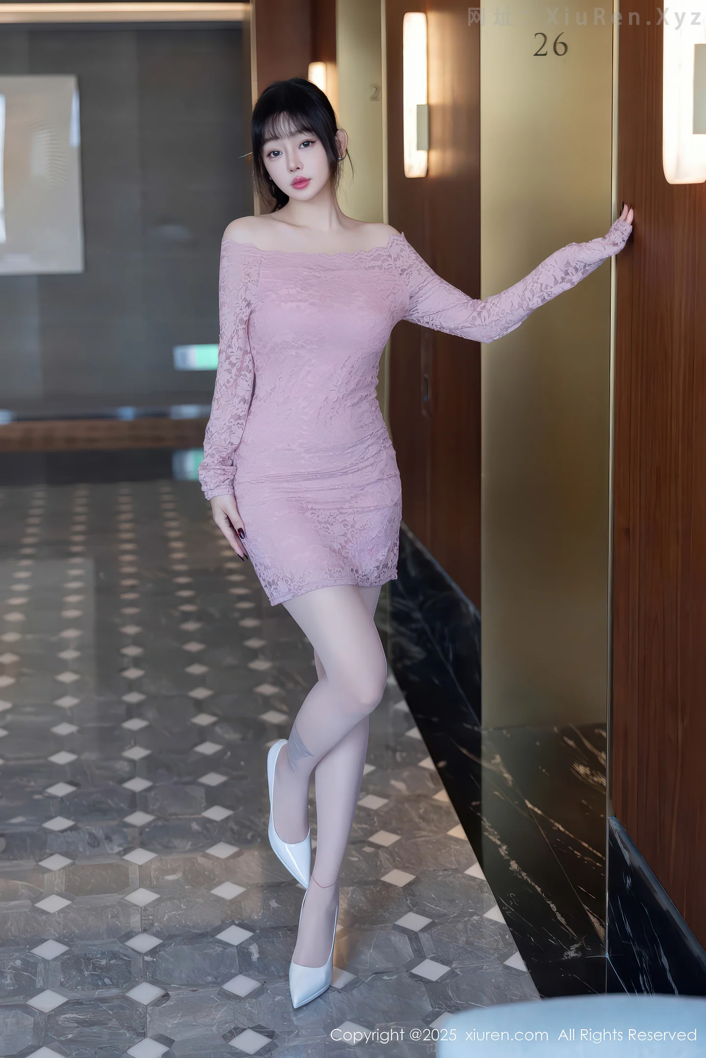 图片[2]-[XiuRen秀人网] VOL.11043 女神王羽纯?性感浅色连衣短裙配原色丝袜秀曼妙身姿诱惑写真77P-秀人网官方网站